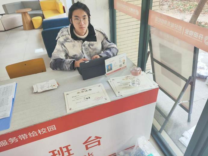 suncitygroup太阳成员工会成员收集同学们的成品贺卡
